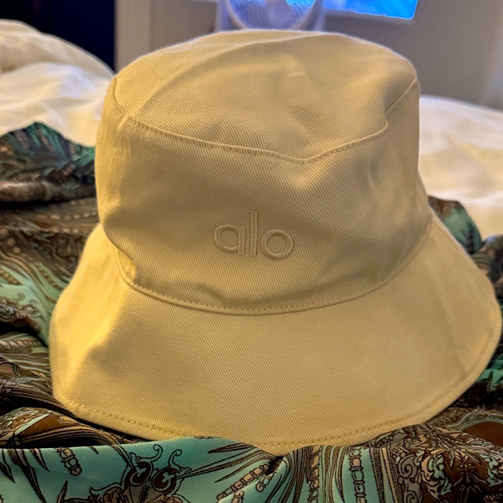 Alo Cream Bucket Hat (S/M)